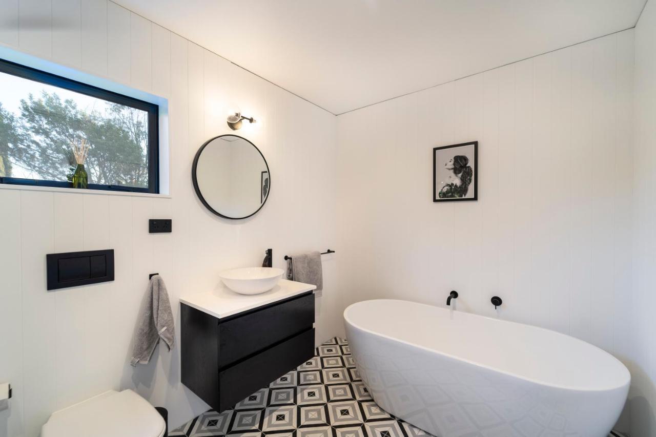Black Barn Modern: Luxe Martinborough Escape Eksteriør bilde
